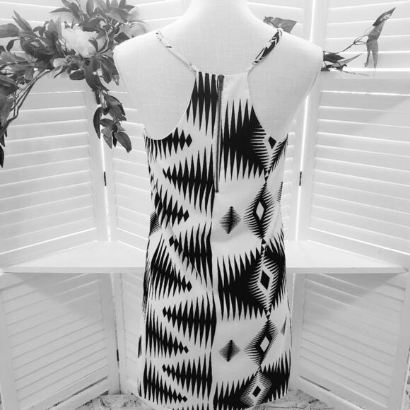 EVERLY AZTEC BLACK & WHITE SLEEVELESS SUMMER DRESS SIZE SMALL - Picture 4 of 7